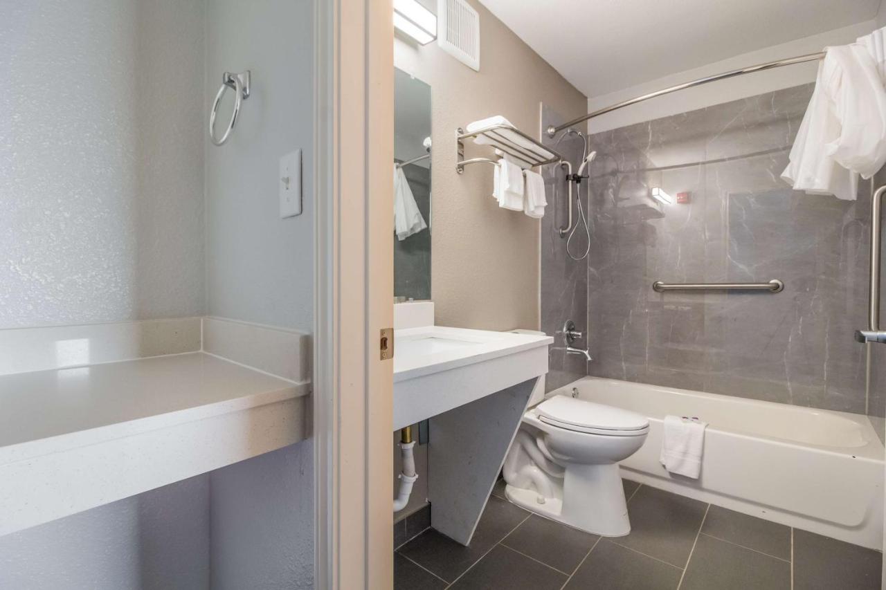 Motel 6 Groves, Tx Екстер'єр фото