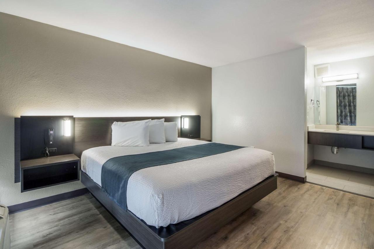 Motel 6 Groves, Tx Екстер'єр фото