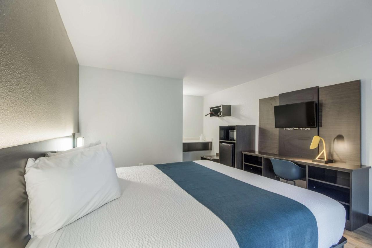 Motel 6 Groves, Tx Екстер'єр фото