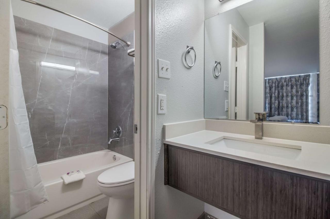 Motel 6 Groves, Tx Екстер'єр фото