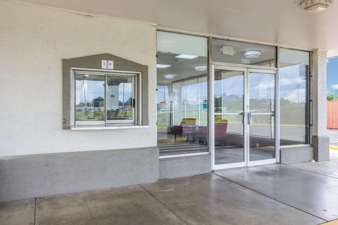 Motel 6 Groves, Tx Екстер'єр фото